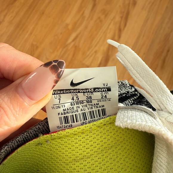 Nike Free 4.0 running shoes in Black and White - Picture 7 of 7